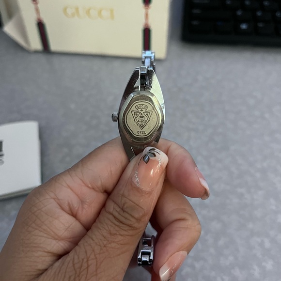Authentic Gucci watch in EUC with 2 diamond markers❤️❤️ - Picture 8 of 8